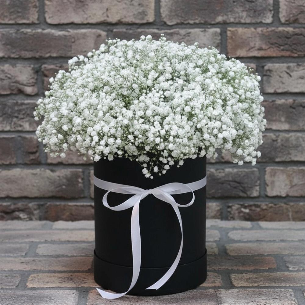 Цветочная композиция из Гипсофила в шляпной коробке в Лесной Кировской области