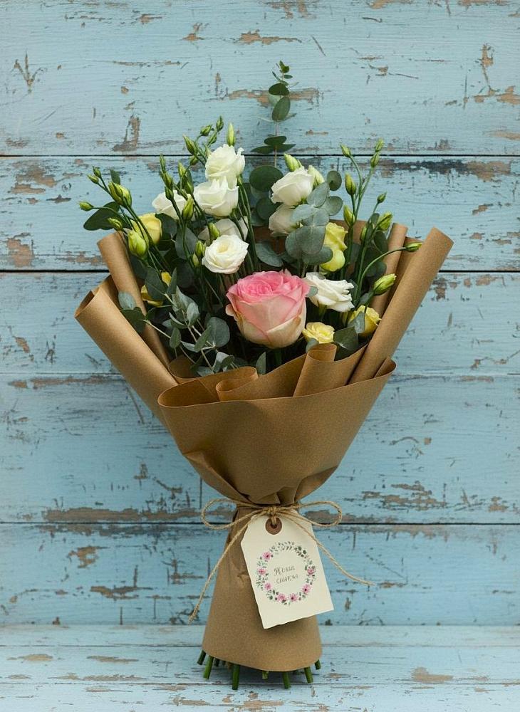 Букет цветов из: Розы и Лизиантусы в Лесной Кировской области