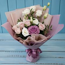 Букет цветов из:  Розы и Лизиантусы в Лесной Кировской области