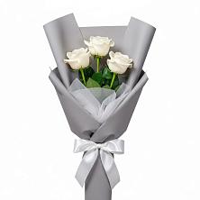 Букет 3 белые розы в Лесной Кировской области