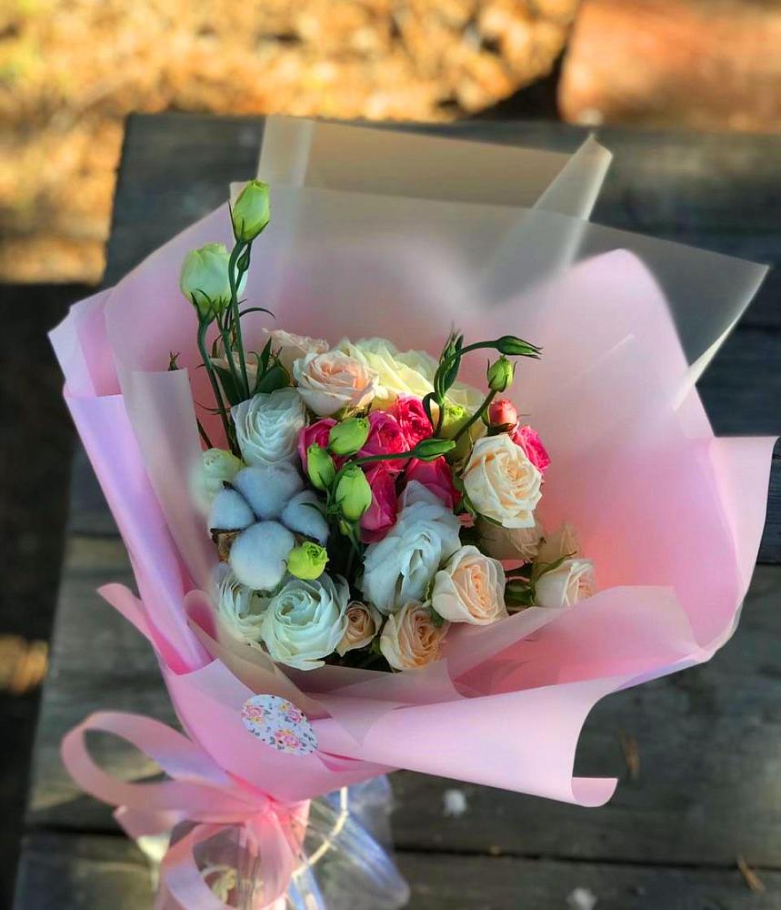 Букет цветов из: Розы и Лизиантусы в Лесной Кировской области