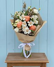 Букет цветов из:  Альстромерии, Лизиантусы, Розы и Хризантемы в Лесной Кировской области