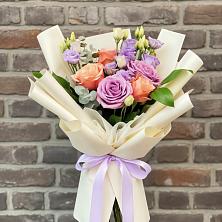 Букет цветов из:  Лизиантусы и Розы в Лесной Кировской области