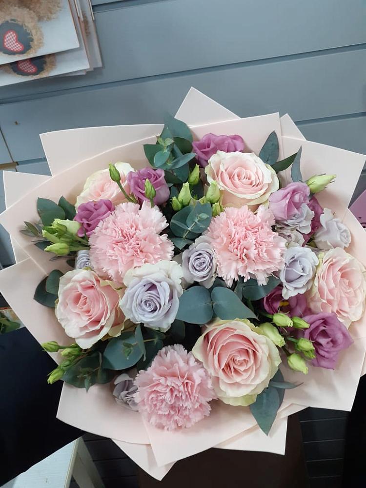 Букет цветов из: Розы, Гвоздики и Лизиантусы в Лесной Кировской области