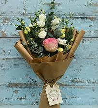 Букет цветов из:  Розы и Лизиантусы в Лесной Кировской области
