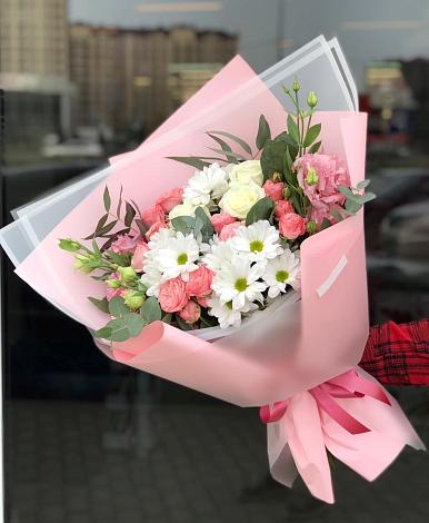 Букет цветов из: Розы, Лизиантусы и Хризантемы в Лесной Кировской области