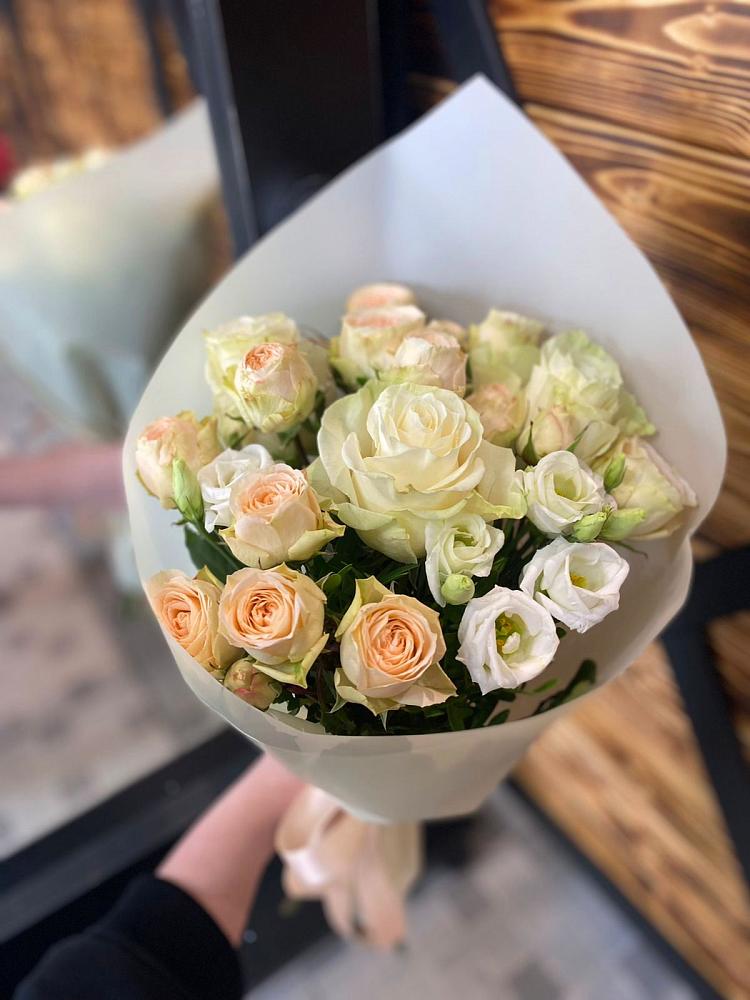 Букет цветов из: Розы и Лизиантусы в Лесной Кировской области