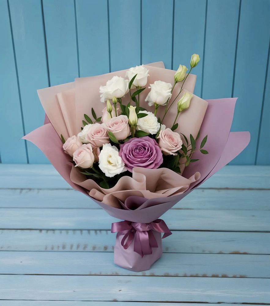 Букет цветов из: Розы и Лизиантусы в Лесной Кировской области